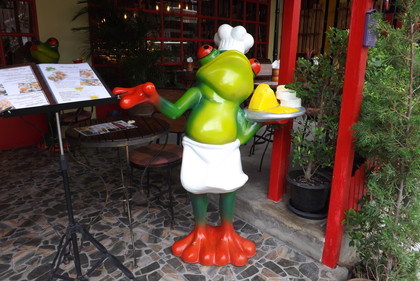 店頭のカエルのオブジェ